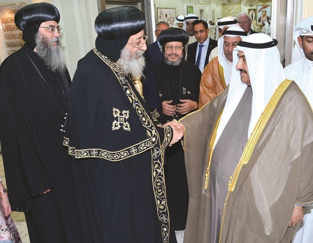 سمو الشيخ ناصر المحمد مصافحا البابا تواضروس الثاني بحضور الأنبا انطونيوس والأنبا مرقس﻿