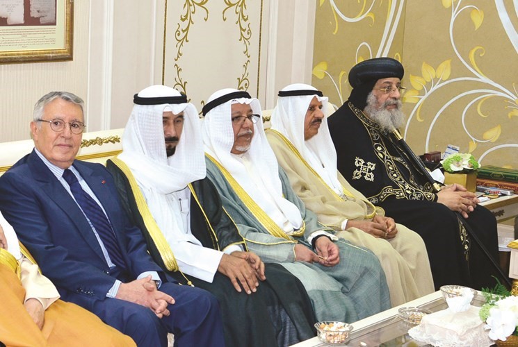 البابا تواضروس الثاني والشيخ دعيج الخليفة والشيخ علي الجراح والشيخ علي الجابر ومحمد بن عيسى ﻿