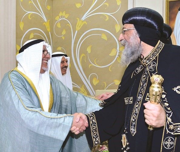 قداسة البابا مصافحا الشيخ علي الجراح﻿