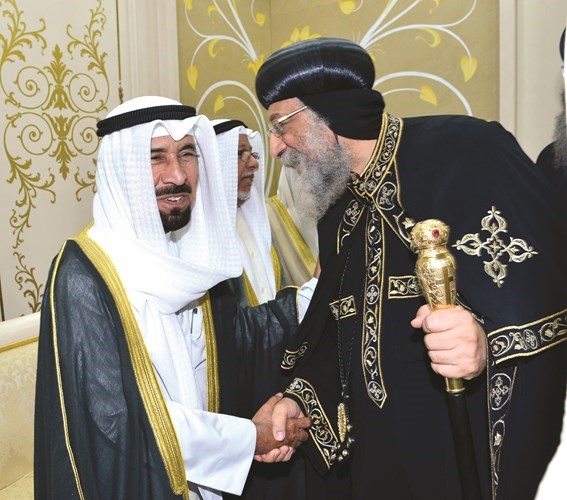 الشيخ علي الجابر مصافحا قداسة البابا ﻿