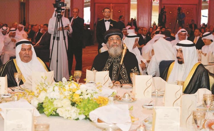 الشيخ علي الجابر والبابا تواضروس والسفير محمد الذويخ خلال حفل العشاء ﻿