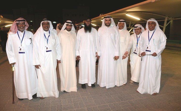 علي المكيمي وحمد العوض والزميل محمد راتب وعدد من أعضاء اللجنة الانتخابية(محمد هاشم)﻿