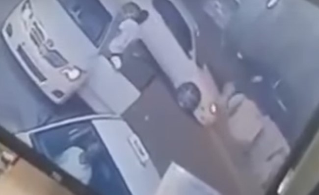 بالفيديو.. سيارة مسرعة تدهس شخصاً حاول تفاديها أثناء عبوره أحد الشوارع بالرياض