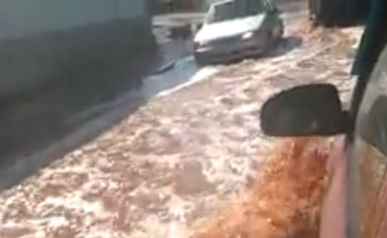 بالفيديو .. «العصير» يغرق بلدة روسية