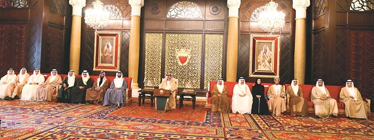 العاهل البحريني الملك حمد بن عيسى آل خليفة خلال استقباله وزراء الشباب والرياضة بدول التعاون﻿
