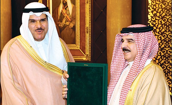 العاهل البحريني الملك حمد بن عيسى مكرما الشيخ سلمان الحمود