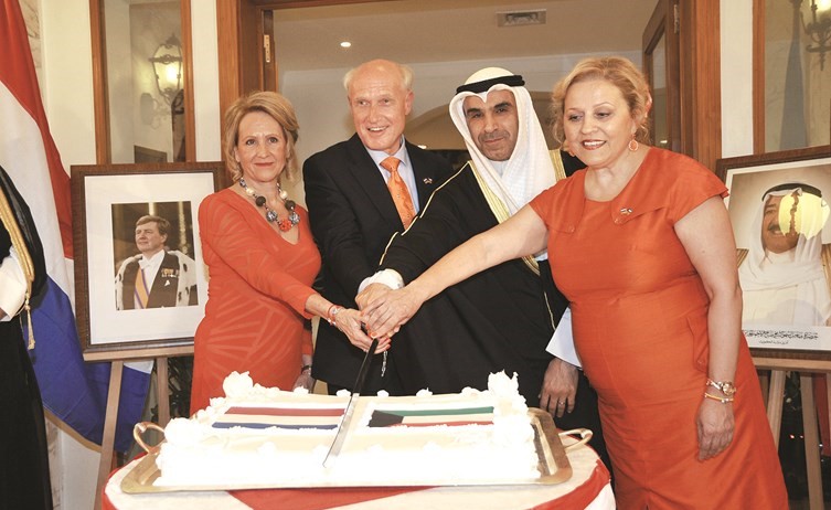 السفير ناصر الصبيح مشاركا سفير هولندا فرانس بوتايت قطع كعكة الاحتفال(عادل سلامة)﻿