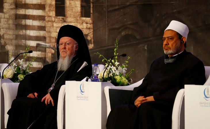 الإمام الأكبر شيخ الأزهر د. أحمد الطيب ورئيس أساقفة القسطنطينية في افتتاح المؤتمر أمس (رويترز)﻿