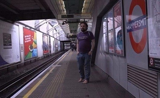 هذا الرجل لا يرتدي الأحذية منذ 4 سنوات