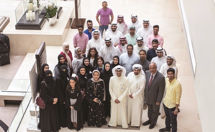 أعضاء الوفد مع النائب الأول لرئيس الموارد البشرية في مؤسسة الخطوط القطرية نبيلة فخري﻿