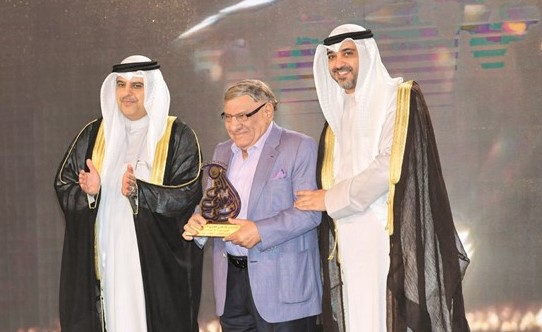 الشيخ محمد العبدالله وماضي الخميس يكرمان مفيد فوزي في الملتقى الاعلامي العربي 14﻿