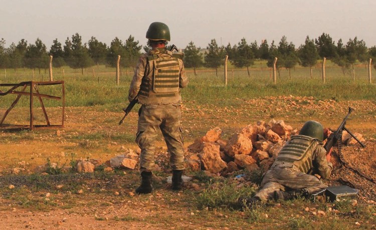 حراس أتراك في بلدة أكاكالي على الحدود التركيةالسورية في مقاطعة سانليورفا امس الأول 	(رويترز)﻿