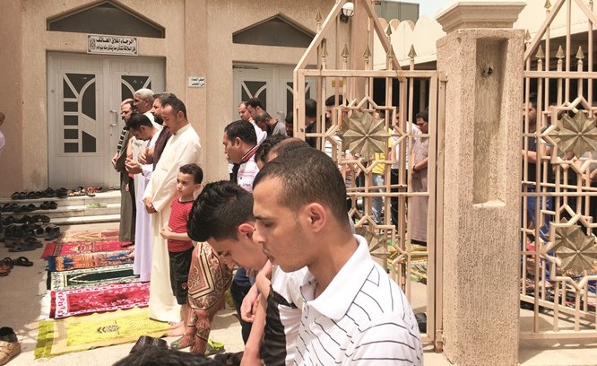 المصلون خارج المسجد تحت الشمس الحارقة﻿