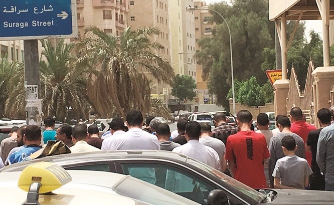 مصلون في الساحات العامة يؤدون صلاة الجمعة امس﻿