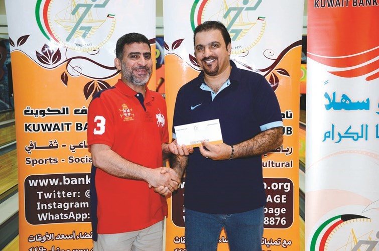 عباس البلوشي يكرم اياد العميري رئيس اللجنة الفنية لبطولة المصارف﻿