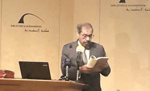 عبدالعزيز البابطين ملقيا كلمته بالحفل﻿
