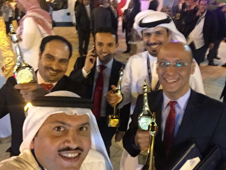 لقطة لوفد التلفزيون مع جوائزهم