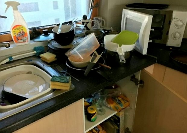 بالصور.. طالبة تفوز بجائزة "أقذر سكن جامعي" في بريطانيا