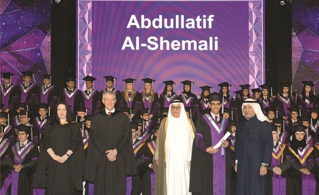 الطالب عبداللطيف الشمالي يتسلم شهادته من الشيخ مبارك فهد السالم﻿