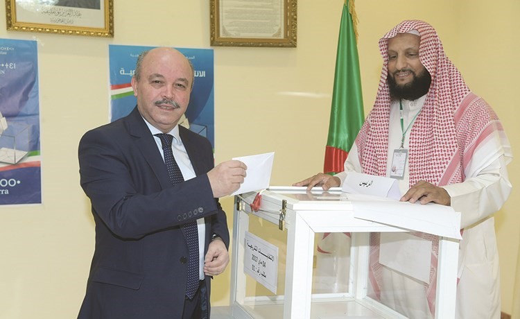 السفير عبدالحميد عبداوي مدليا بصوته 	(محمد هاشم)﻿