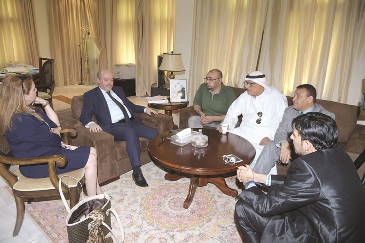السفير عبداوي متحدثا للصحافيين ﻿