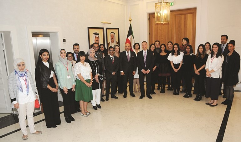 السفير سامي السليمان متوسطا الطلبة الخريجين ﻿