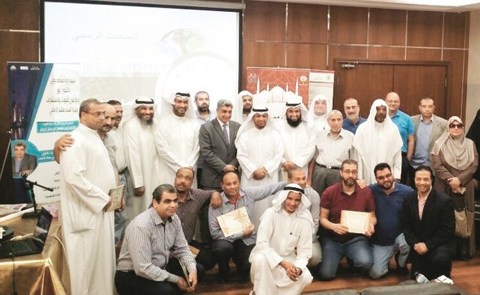 د. خالد الحيص وعماد ناصف مع عدد من المتدربين﻿