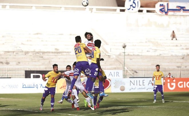 صراع هوائي على الكرة بين لاعبي الزمالك وطنطا ﻿