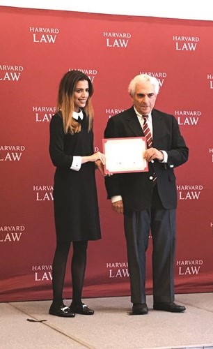 لولوه علي الفضالة تتسلم شهادتها من جامعة هارفارد ﻿