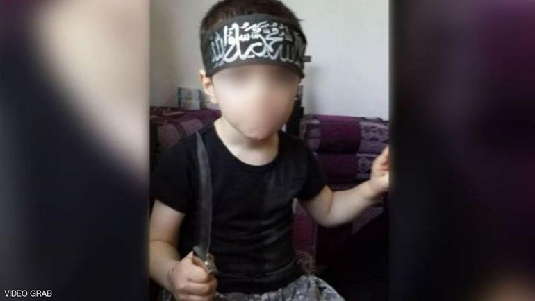 فيديو مروع لطفل داعشي أسترالي يرتدي حزاماً ناسفاً يهدد مواطنيه بالقتل