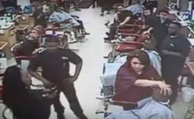 بالفيديو .. تأخروا في حلاقة ابنها فهددتهم بمسدس