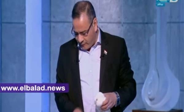 بالفيديو.. اعلامي مصري يظهر بـ«حمامة» على الهواء