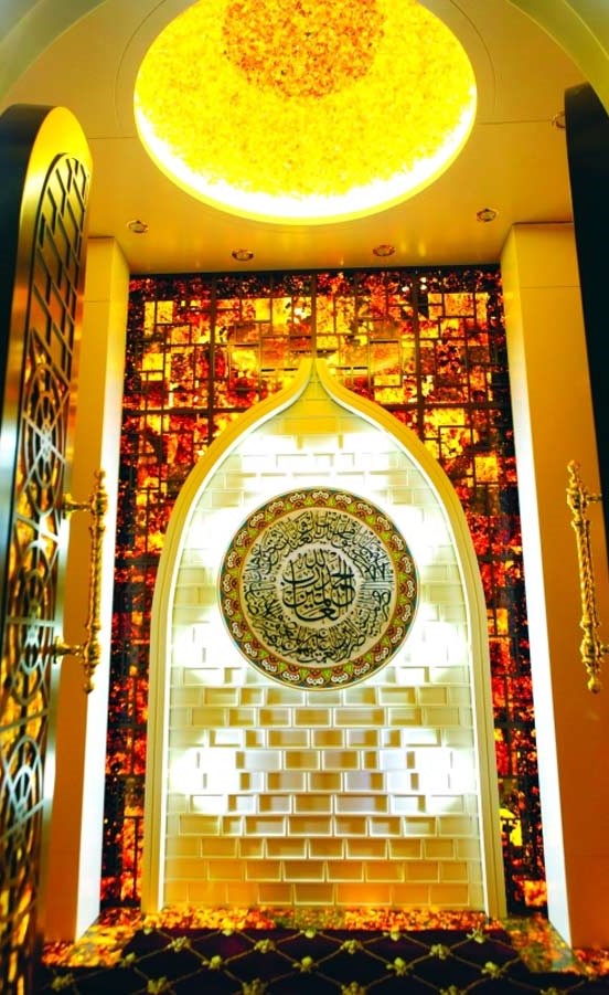 دبي تحتضن أول مسجد متنقل مصمم من العنبر في العالم