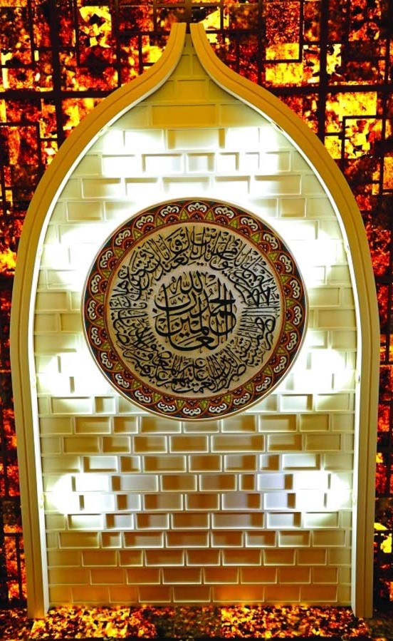 دبي تحتضن أول مسجد متنقل مصمم من العنبر في العالم