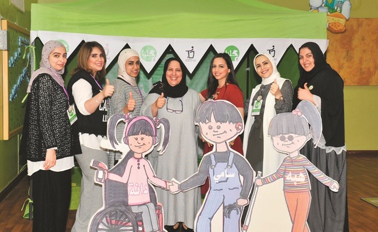 نورة العثمان ووالدتها مع فريق كلنا للأطفال﻿