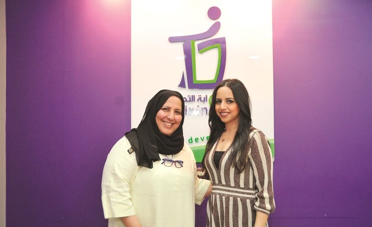 نورة العثمان مع والدتها كفاية العلبان﻿