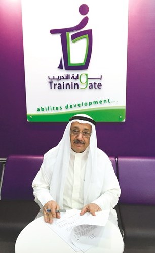 د. عادل اليوسفي يوقع عن عضوية مجلس الأمناء﻿