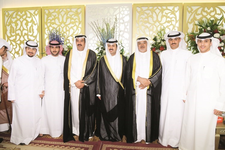 المعرس مشعل عبدالرزاق النبهان متوسطا والده عبدالرزاق النبهان وعمه بدر النبهان وعددا من المهنئين﻿