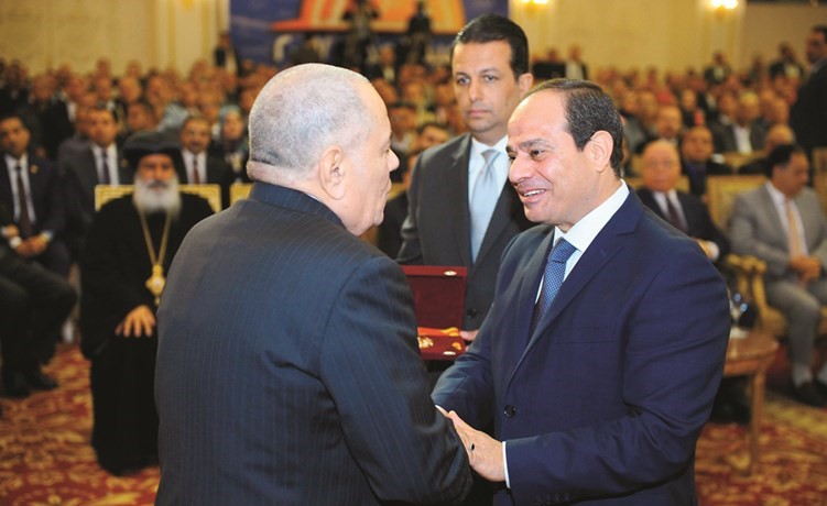 الرئيس عبدالفتاح السيسي مكرما أحد قدامى الموظفين بمناسبة عيد العمال﻿
