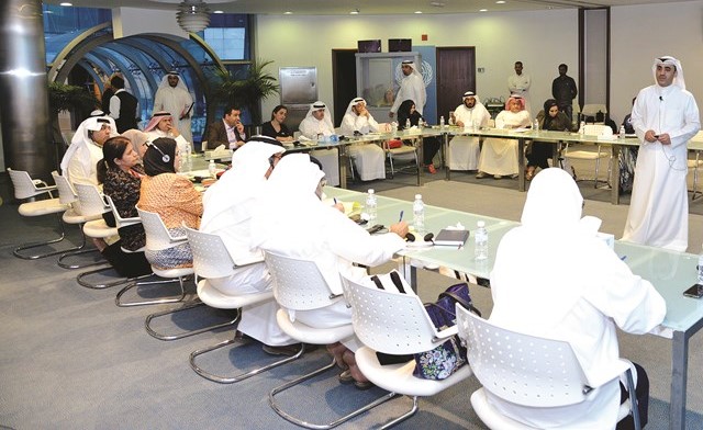 عبدالله التويجري أثناء إلقاء المحاضرة ﻿