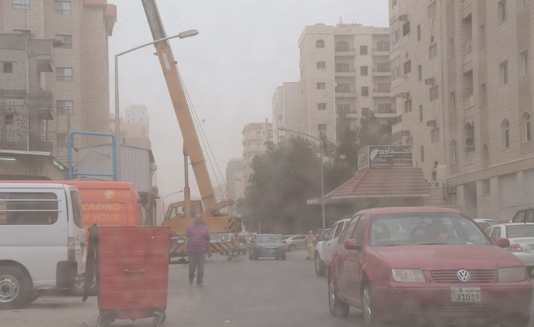 الغبار حجب الرؤية في معظم مناطق الكويت أمس	 (محمد هاشم)﻿