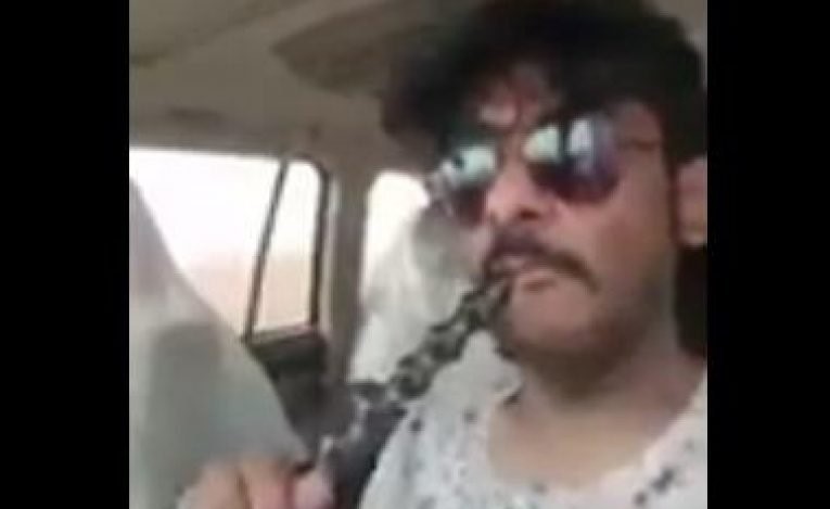 بالفيديو.. خليجي يدخن الشيشة أثناء قيادة سيارته على طريق سريع