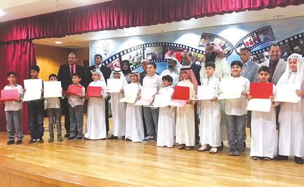 الموجه الأول طارق العنزي وأحمد زنبركجي وإدارة المدرسة خلال تكريم الطلاب﻿