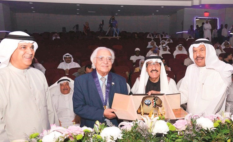 م.علي اليوحة ورئيس مجلس إدارة جمعية الفنانين الكويتيين شادي الخليج ونائبه الفنان غنام الديكان يكرمون المايسترو البنا(شانافاس قاسم)﻿