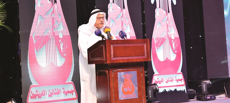 الأديب والشاعر والمؤرخ الكويتي د.يعقوب الغنيم يلقي قصيدة الوتر﻿