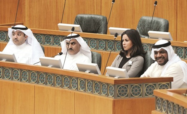 الشيخ احمد المنصور والشيخة الزين الصباح خلال الجلسة﻿