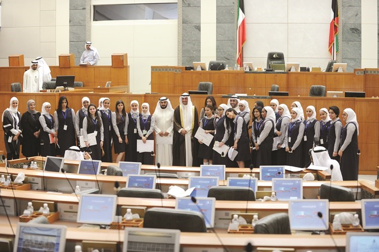 الرئيس الغانم متوسطا الطالبات عضوات البرلمان الطلابي﻿