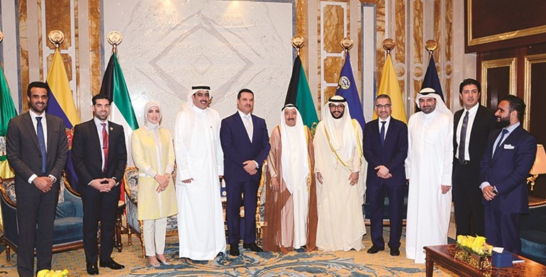 وسموه مستقبلا د.جمال الحربي ود.سلمان خليفة الصباح وأعضاء مجلس إدارة جمعية الجراحين﻿