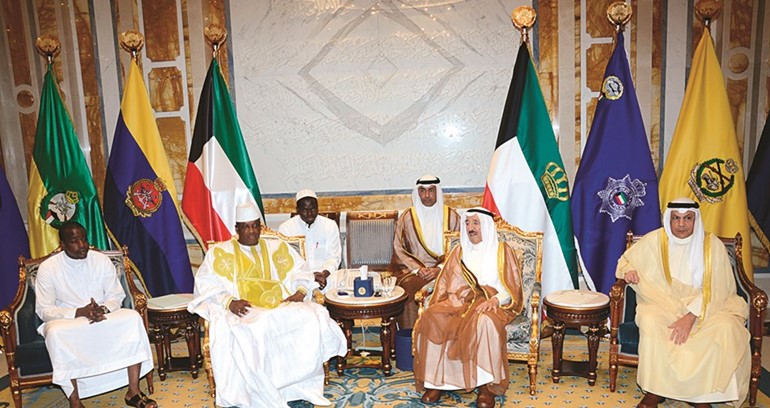 سمو الأمير الشيخ صباح الأحمد مستقبلا الشيخ خالد الجراح ووزير داخلية غينيا بيساو بوتشي كاندي﻿