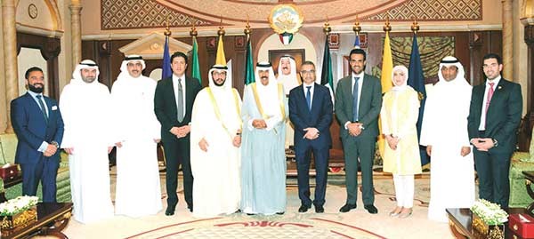 سمو ولي العهد الشيخ نواف الأحمد مستقبلا الشيخ د.سلمان خليفة الصباح وأعضاء مجلس إدارة جمعية الجراحين﻿